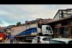 Freni boşalan kamyon, restorana girdi: kaza ...