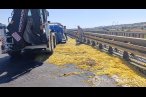 Kamyonet bariyerlere çarptı, kilolarca patat...