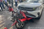İki otomobilin arasında kağıt gibi ezildi