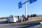  işçi minibüsü ile hafif ticari araç çarpışt...