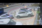 Park halinde hareket eden aracı tek eliyle d...