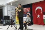 Babası ile birlikte okul arkadaşlarına konse...