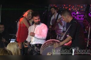 Davulcu coşunca sahnede davulu böyle parçaladı -ÖZEL HABER