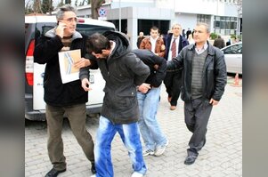 Sigara hırsızları güvenlik kamerasına yakalandı