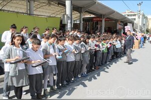 Öğrencilerden pazarda melodika şovu - ÖZEL HABER