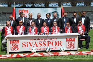 Carlos 2 yıllık sözleşme imzaladı