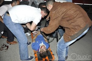 İki motosiklet kamyonun altına girdi