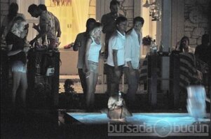 Çağatay Ulusoy havuz partisinde!