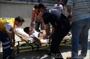 Adliye önünde bıçaklı kavga