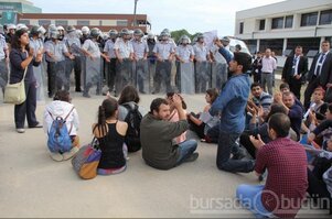 Başbakan yardımcısı Arınç'ın da katıldığı açılışta, üniversite protestosu