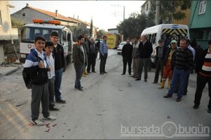 26 ton yükle öğrenci servisine çarptı