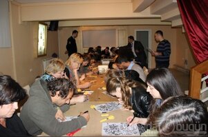 Avrupalı gençler ebru yaptı, karagöz oynattı
