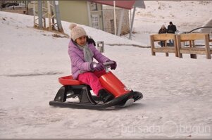 Turistlerin Uludağ'da kar keyfi