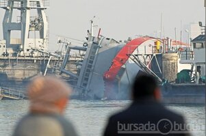 Askeri tersanede römorkör yan yattı