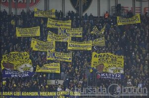 Fenerbahçe tribünlerinde dikkat çeken pankartlar
