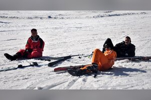 Uludağ'da kar üstünde "güneş banyosu"