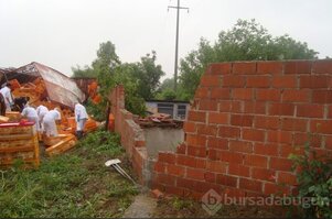 Bursa'da tavuk yüklü TIR devrildi