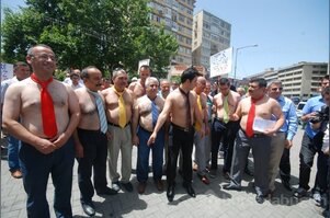 Bursa'da memurlardan çıplak eylem