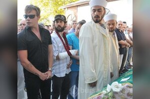 Sinan Akçıl'a acı gününde Ebru Şallı destek oldu...