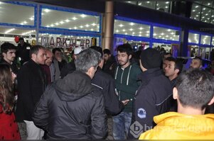 Bursa'da 3 araca çarpan otomobil alışveriş merkezine girdi