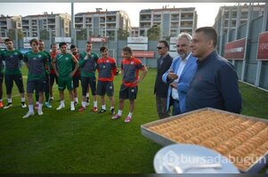 Başbakan Davutoğlu'ndan Bursaspor'a baklava jesti 