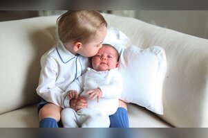 Prens George kardeşini dünyaya tanıttı	