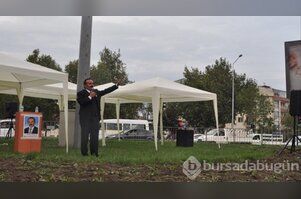 Boş meydanda tek kişilik miting