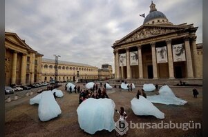Paris'in göbeğine buz kütleleri