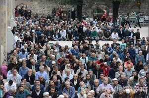 Bursa Ulu Cami'ye cuma namazında vatandaşlar akın etti
