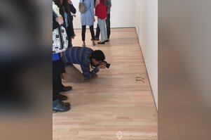 Müzede yere konulan gözlüğü sanat sandılar
