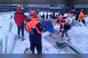 Ağrı'da sebze pazarının çatısı kardan çöktü
