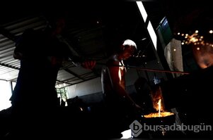 Bursa'da güneşe çıkarak serinliyorlar