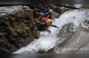 Bursa'da 40 derece sıcaktan kaçıp kendilerini şelaleye attılar	