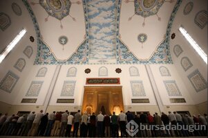 Bursa'da kubbesi açılan camiye yoğun ilgi	