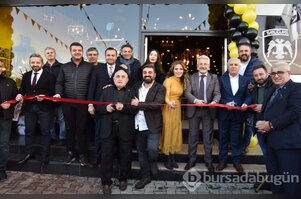 Bursa'da ahşap mağazası açılışına ünlü akını