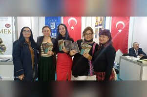 Bursa'da kitaplarını okurları için imzaladılar