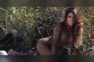 Genç adamlar onunla tanışmak için yarışa giriyor