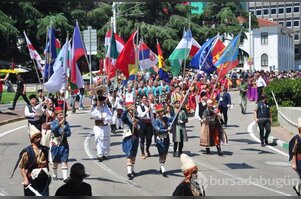 Altın Karagöz Halk Dansları Yarışmasına renkli kortej