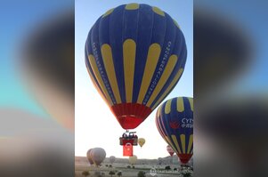Kapadokya'da balonlar, Türk bayrakları ve Ömer Halisdemir pankartıyla havalandı