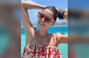 Cansu Dere güneş banyosu yaptı