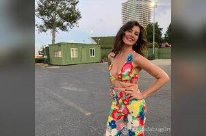 Gökçe Bahadır Venedik sokaklarında
