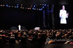 Yasemin Sakallıoğlu'ndan yağmur altındfa stand-up
