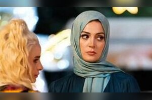 İrem Sak, başörtüsü taktı
