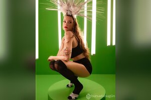 Serenay Sarıkaya pembe peleriniyle kamera karşısında