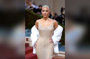 Kim Kardashian, Marilyn Monroe'nun elbisesine nasıl sığmaya çalıştığını gösterdi
