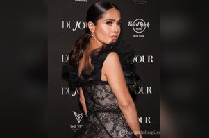Salma Hayek güzelliğiyle kendine hayran bıraktı