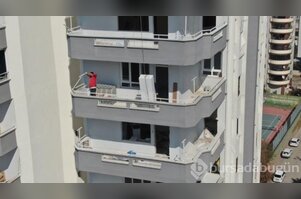 Yıkılması an meselesi olan evlere giren hurdacılar pes dedirtti