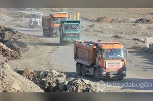 Deprem bölgesinde molozlar dağ gibi yükseldi!
