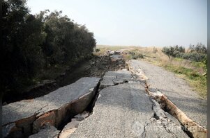 Depremden sonra kuş cennetinde büyük yarıklar oluştu
