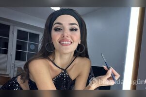  Hande Erçel'in 80'ler tarzına yorum yağdı